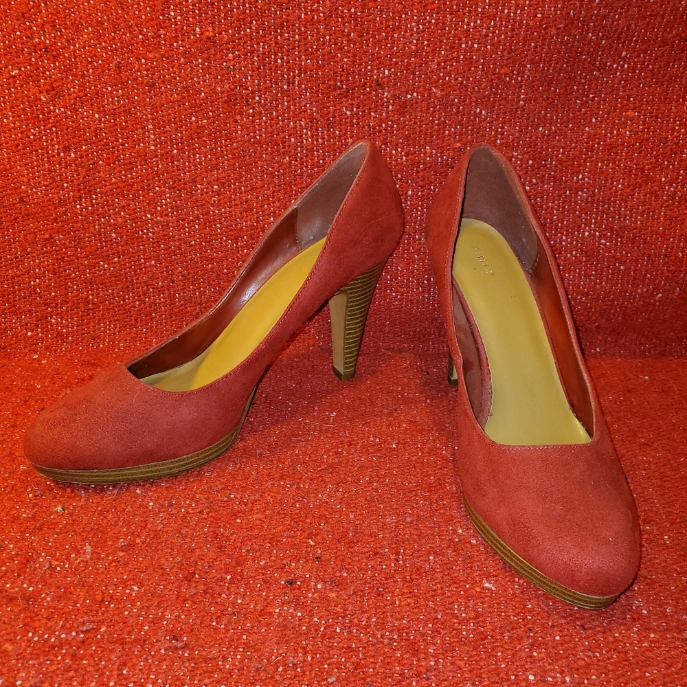 Fioni hot pink faux suede stiletto pumps